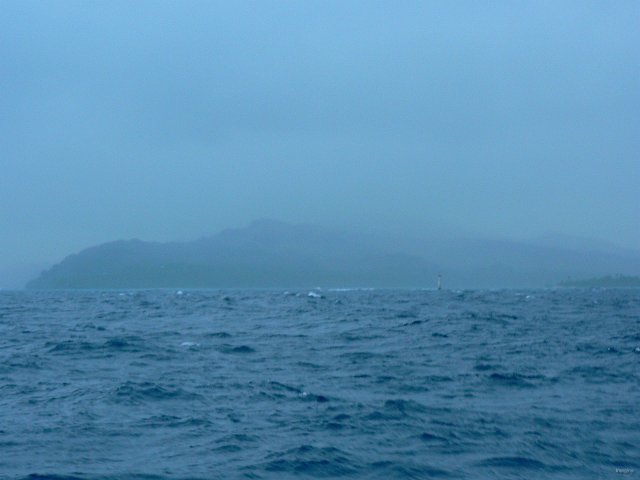01- Arrivee a Savusavu dans l'aube ventee et pluvieuse 